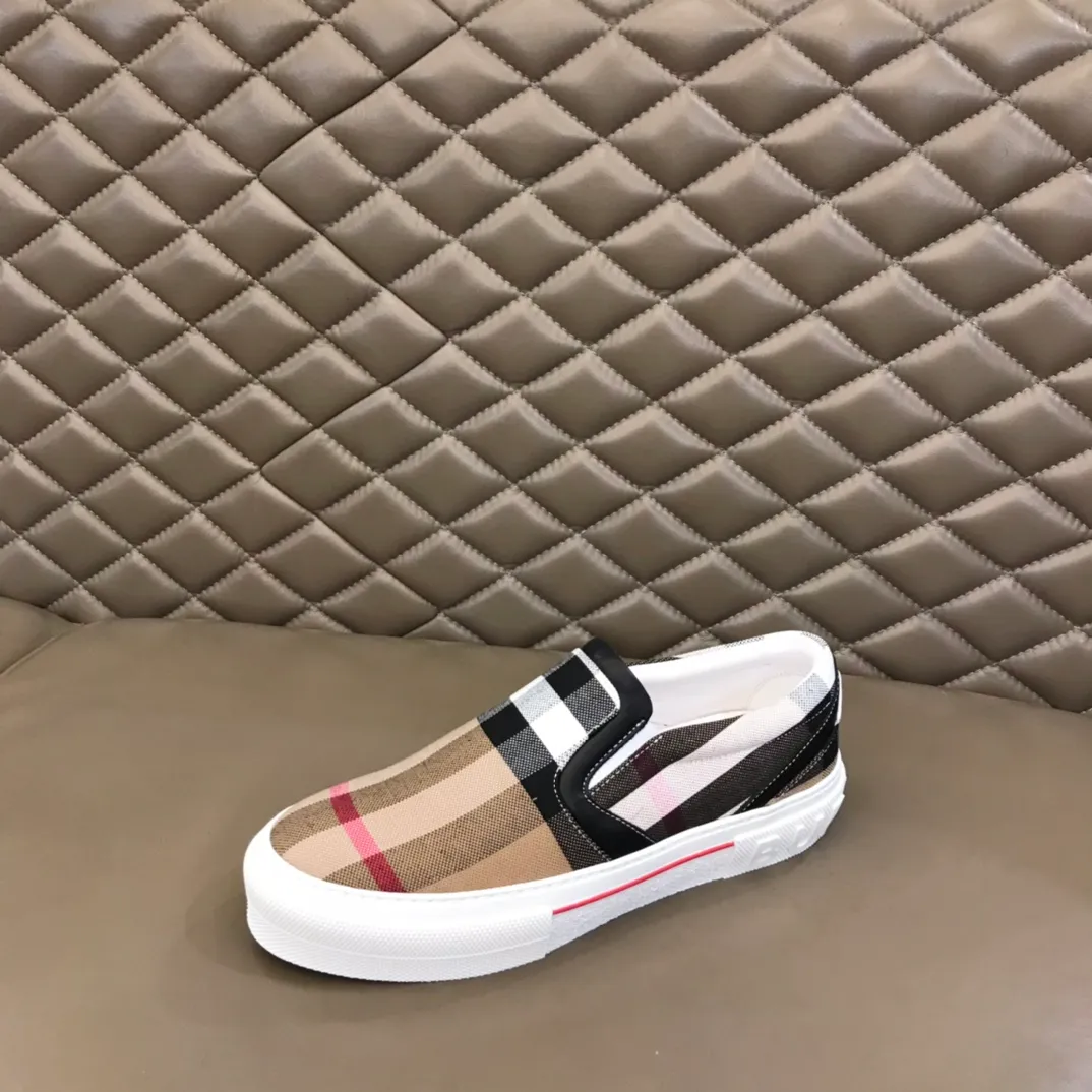 ¥380▫️B’s men’s classic low-top sneakers are reinterpreted in Vintage plaid cotton material and decorated with a new brand logo. First-layer cowhide lining, embossed Burberry logo on the heel, and original TPU outsole! 38-45
